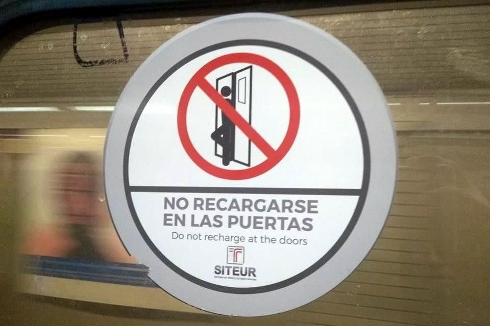 El texto en inglés insta a los usuarios a no 'recargar la pila' en las puertas.
