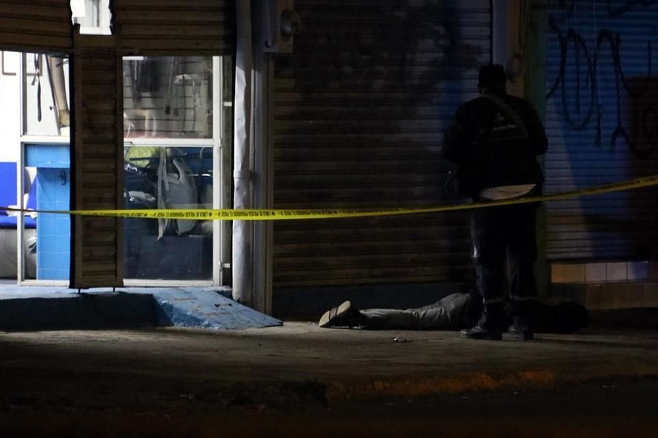 El presunto asaltante, de alrededor de 30 años, falleció durante un forcejeo donde hubo disparos.