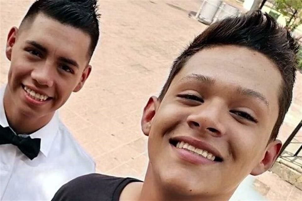 José de Jesús Mejía Ramos (izq.) y Dillan Francisco Gutiérrez Castro salieron para vender una moto y nunca regresaron.