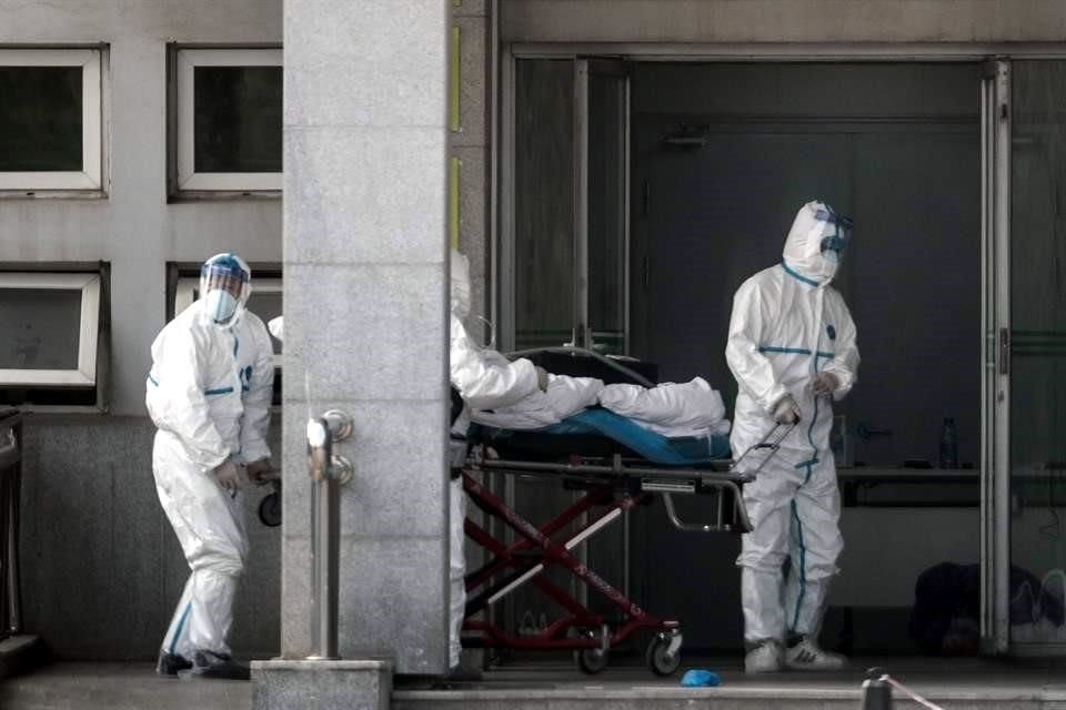 Un paciente es ingresado en el hospital de Jinyintan en Wuhan, China.