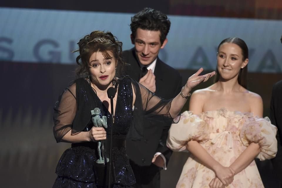 Helena Bonham Carter recogió el premio al Mejor Elenco en una Serie de Drama por 'The Crown'.