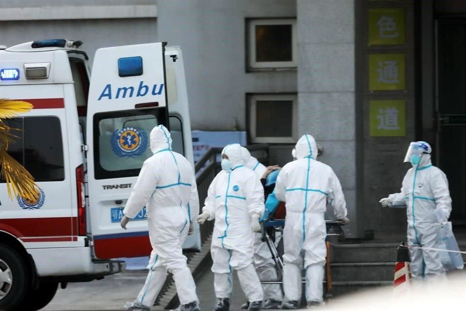 Personal médico transfiere a un paciente del virus en Wuhan, China.