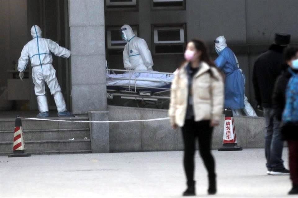 Personal médico trsnsfiere a un paciente en el hospital de Jinyintan, en Wuhan.