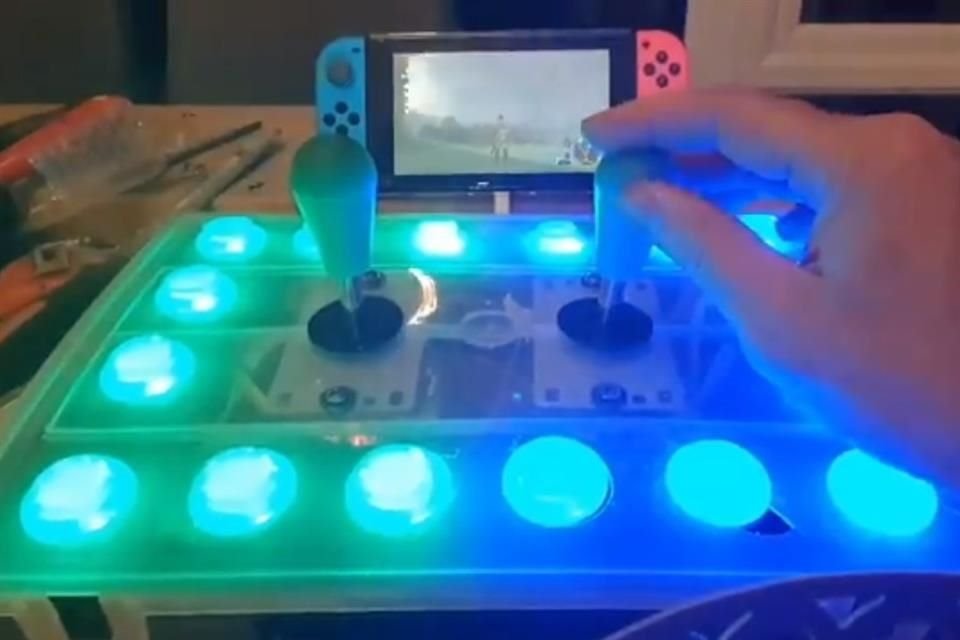 El control fue adaptado en una base rígida transparente, en la que yacen las palancas y los botones necesarios para jugar en Nintendo Switch.