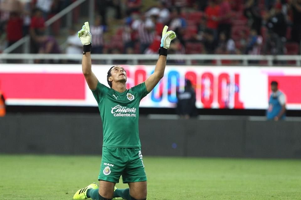 Chivas se reforzó en todas sus líneas; defensa, medio campo y ataque. La única zona en la que no se contrató a nadie fue en la portería, pues apuestan a Toño Rodríguez y Raúl Gudiño.