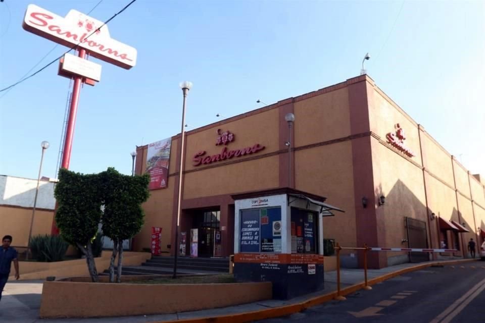 Los delincuentes amagaron a los trabajadores y sustrajeron dinero y mercancía de la tienda.