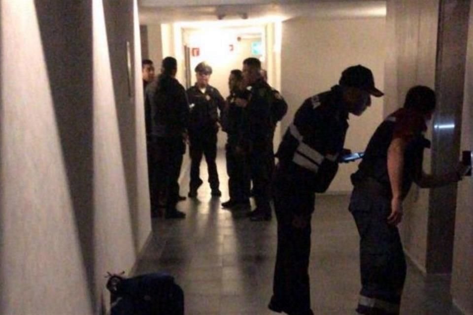 El parte policial también señala que en distintos cuartos se ubicaron tres armas de fuego con silenciador. 