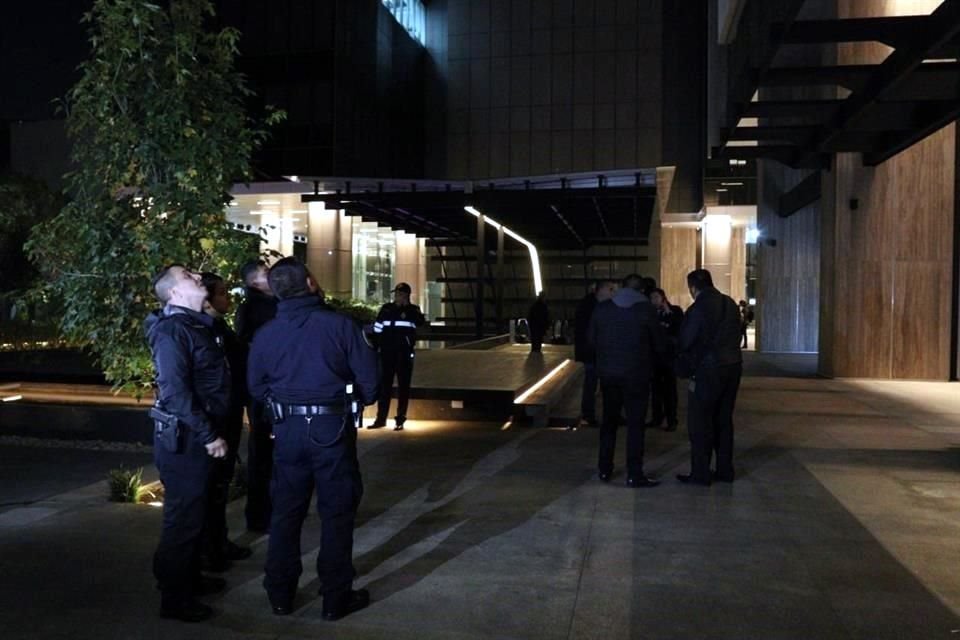 Alrededor de las 19:30 horas, los policías llegaron al inmueble de 19 pisos, en la Colonia Granada, Alcaldía Miguel Hidalgo.  
