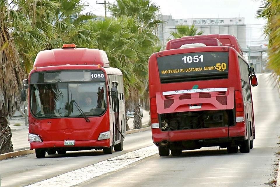 La mayoría de las unidades de Ecovía circulan con la tapa del motor levantada porque se calienta.