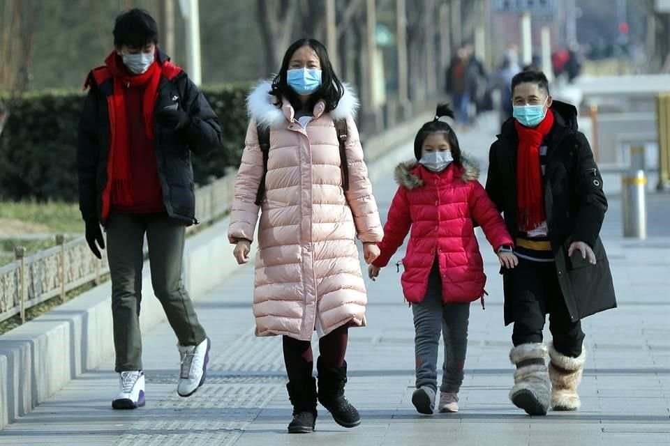 Gente en Beijing, China, toma precauciones ante brote de infección por nuevo tipo de coronavirus.