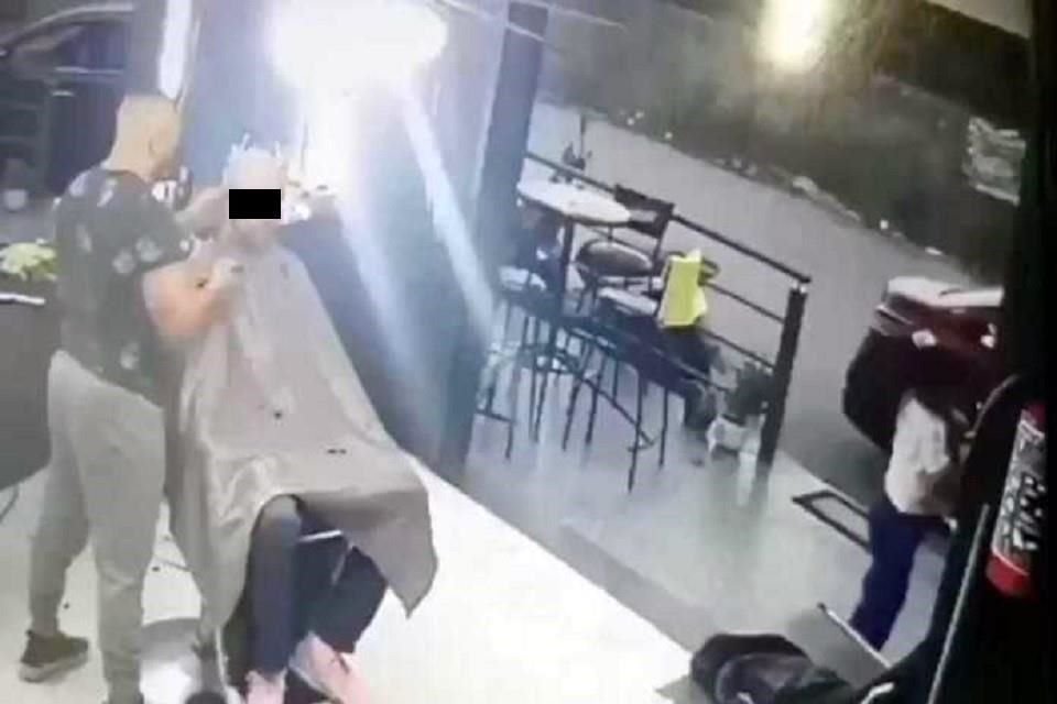 El hombre, de aproximadamente 30 años, se encontraba realizando un corte de cabello a un cliente cuando dos sujetos entraron al negocio.