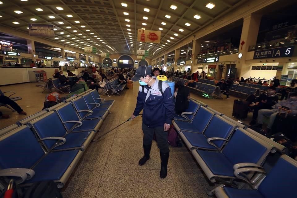 Un trabajador de limpieza desinfecta una zona en el aeropuerto de Wuhan.