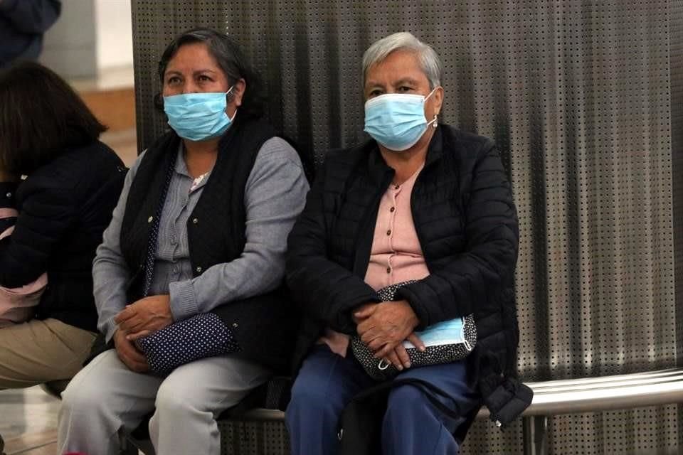 Usuarios de la Terminal aérea portan tapabocas ante el coronavirus.