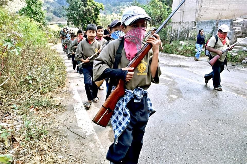 Con el rostro cubierto y rifle en mano, niños de entre 6 y 16 años fueron presentados como miembros de un grupo armado de Guerrero.