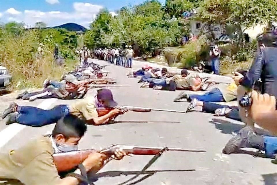 Con el rostro cubierto y rifle en mano, niños de entre 6 y 16 años fueron presentados como miembros de un grupo armado de Guerrero.