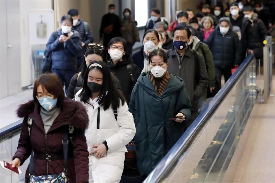 Pasajeros llegan al aeropuerto de Narita, en Japón