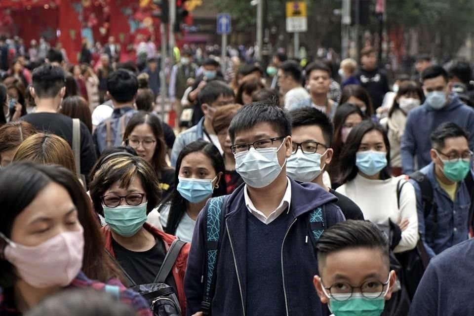 China construye a marchas forzadas hospital con mil camas para tratar pacientes infectados con coronavirus que este viernes subió a 881.