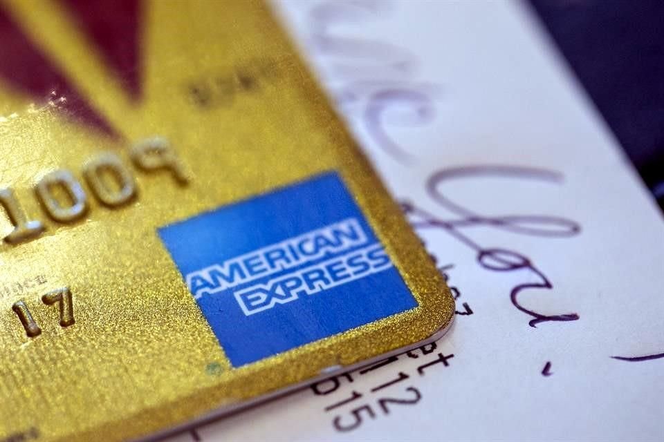 American Express invertirá 200 mdd para iniciar una campaña que incentive el consumo en negocios locales.