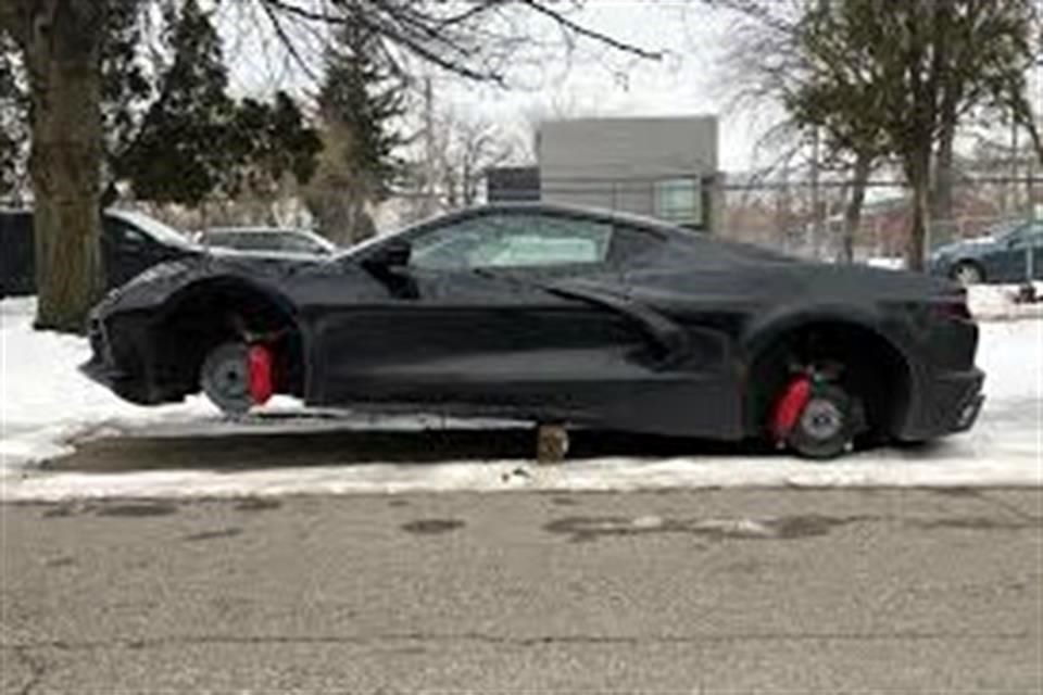Un ejemplar de la nueva generación del superdeportivo de Chevrolet fue captada tras sufrir robo de neumáticos en Detroit, Estados Unidos.