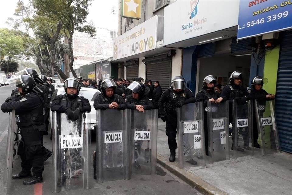 Policías se preparan para desalojarlo.