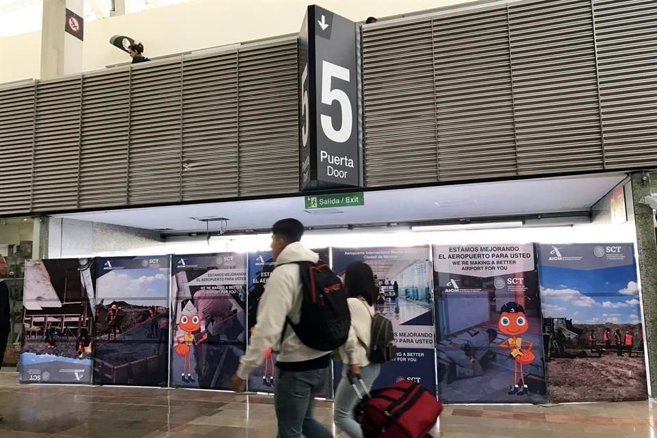 La puerta 5 de la terminal 1 del AICM se encuentra cerrada, ya que trabajadores realizan obras de mejora del piso y techo.