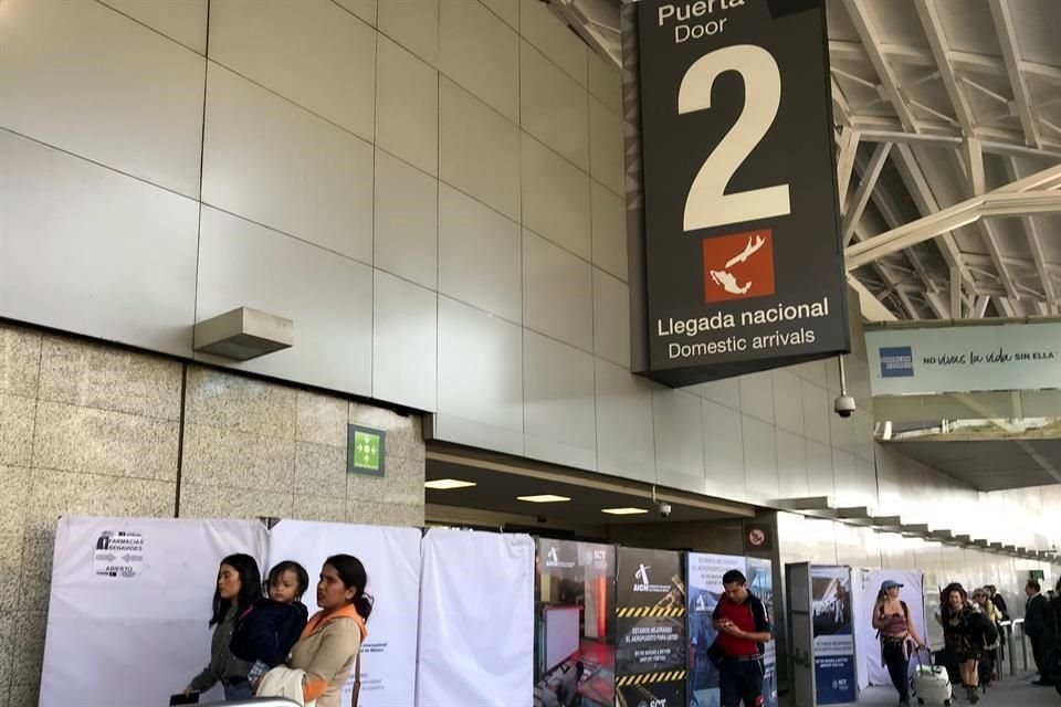  La terminal aérea detalló que el personal del área de videovigilancia detectó el ingreso de personas no identificadas en actitud sospechosa por la puerta uno de la Terminal 1.