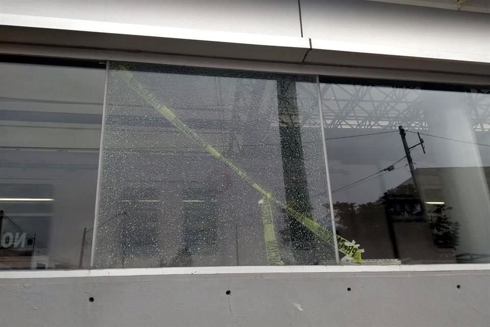 Solo en la estación 18 de Marzo sí hay indicación para que las personas no se acerquen al vidrio roto. En los otros seis cristales dañados, no.