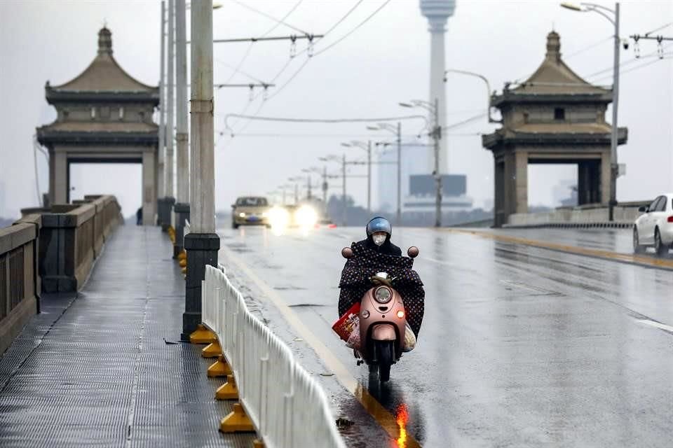 Gobiernos de EU y Francia trabajan para evacuar a sus ciudadanos de Wuhan, el epicentro del coronavirus, tan pronto como sea posible.