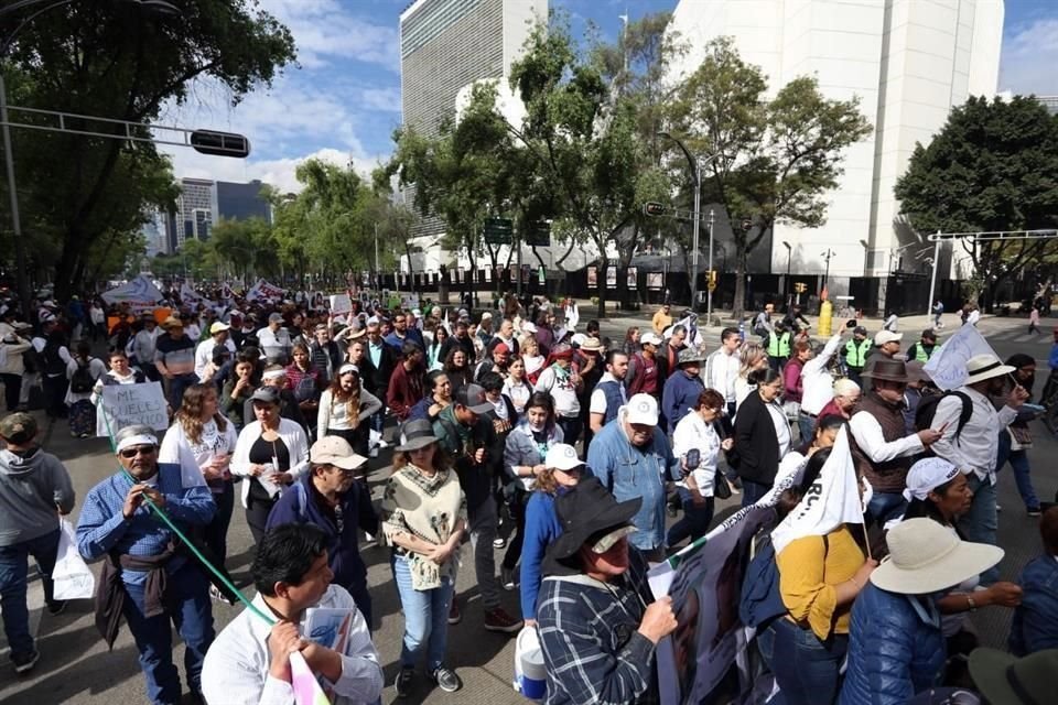 El contingente a su paso frente a la sede del Senado.