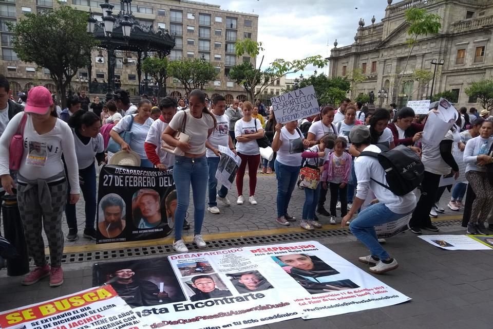 Integrantes del colectivo Entre el Cielo y la Tierra se manifiestan en Palacio de Gobierno.