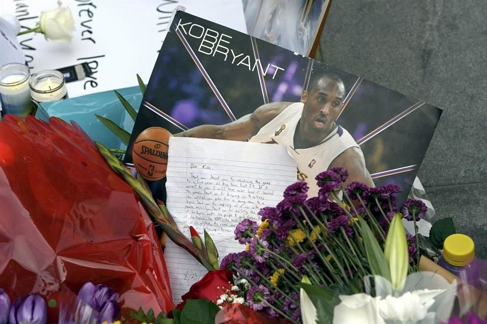 Las manifestaciones de condolencias por la muerte de Kobe Bryant llegaron hasta el recinto donde se realiza la entrega de los premios Grammy.