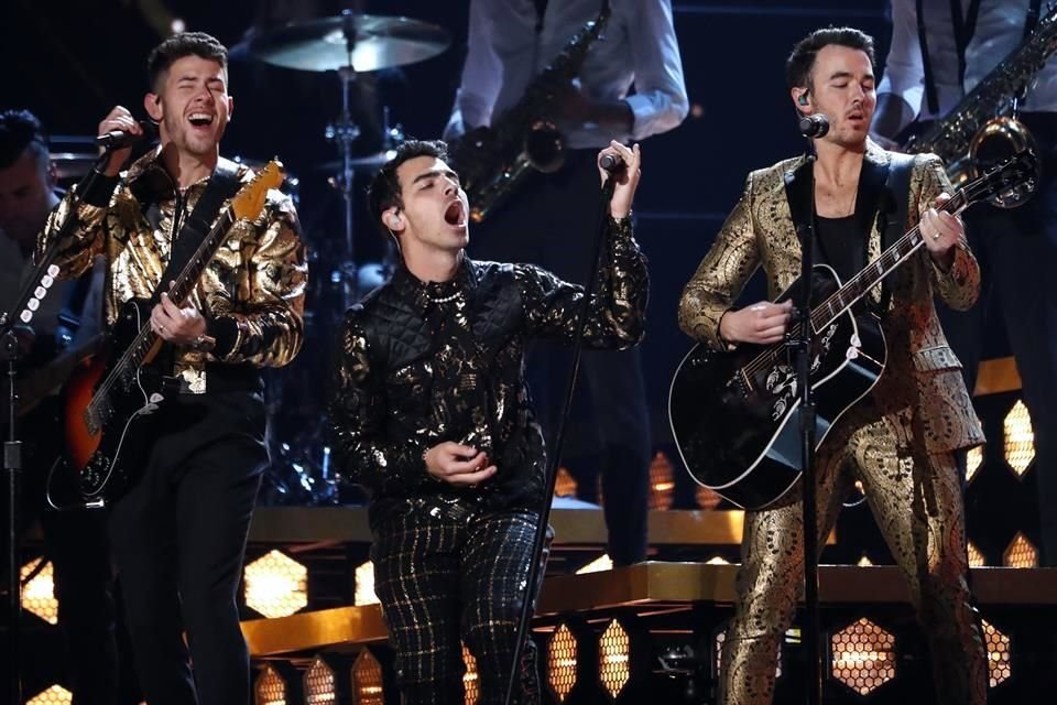 Jonas Brothers rompió con la solemnidad con la que inició la ceremonia, llevándose las palmas los hermanos Kevin Jonas, Joe Jonas and Nick Jonas.