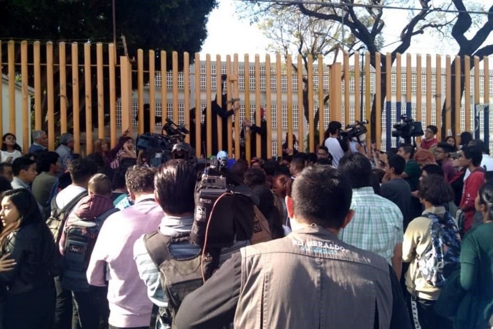 Hoy, encapuchados y alumnos se enfrentaron en la Preparatoria 9 por la toma del plantel.