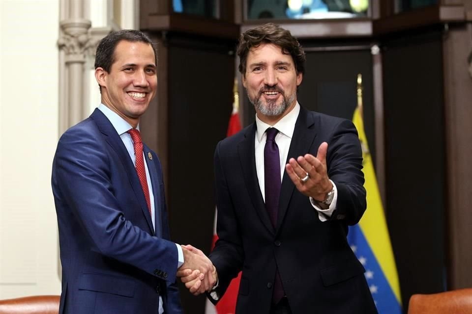 El líder opositor venezolano Juan Guaidó (i) mientras da la mano al Primer Ministro canadiense Justin Trudeau (d), este lunes en Ottawa (Canadá).