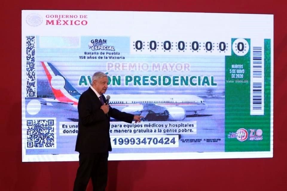 El Presidente mostró en la mañanera el 'cachito' de la rifa del avión presidencial.