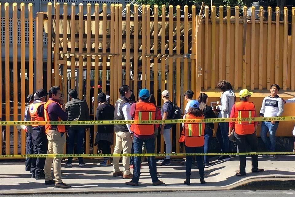Este miércoles, padres y alumnos se concentraron afuera de la Prepatoria 9 para exigir que paristas entreguen las instalaciones.