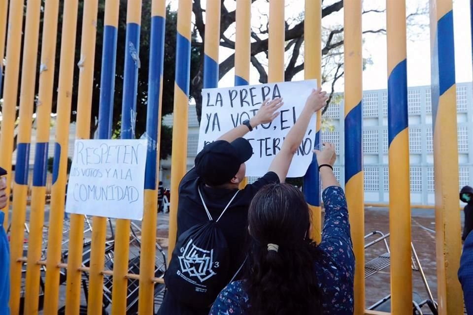 Alumnos y padres colocaron pancartas en la entrada de la Prepa 9.