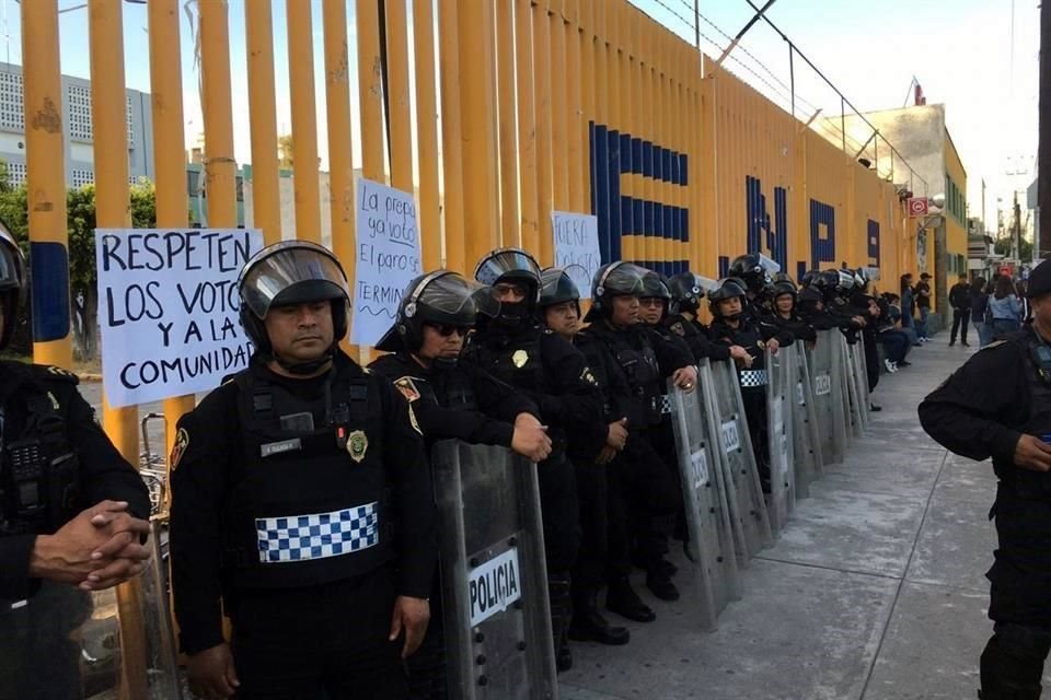 Elementos de seguridad arribaron a las instalaciones de la Prepa 9.