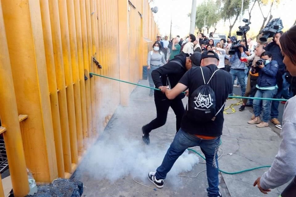 Inconformes con el paro de actividades en la Prepa 9 intentan entrar a las instalaciones.
