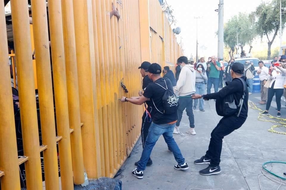Inconformes con el paro de actividades en la Prepa 9 intentan entrar a las instalaciones.