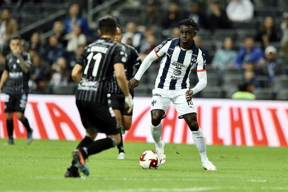 Aké Loba compartió el ataque albiazul con Janssen.