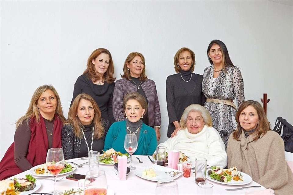 María Elena Cordero, Norma y Lorena Assad,  y Claudia Castañuela.<br>Abajo: Jackie Estefan de Cordero, Irma Estefan Guerra, Maggie Estefan de Arroniz, Pina Guerra de Estefan y Lizy Estefan de<br>Reynoso.