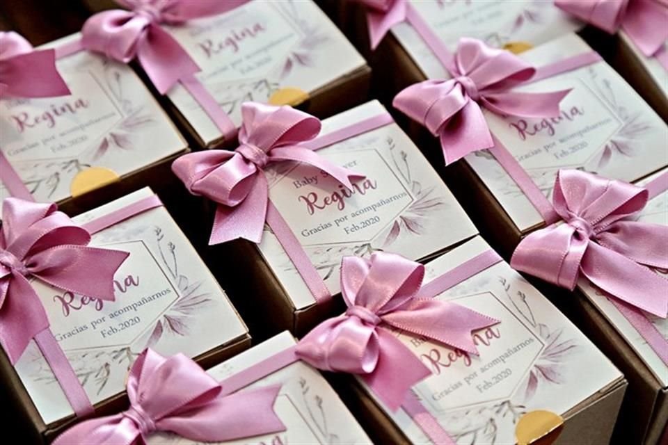 Como agradecimiento por acompañar a Liz, a las asistentes les regalaron tarros de miel y geles de tipo antibacterial.