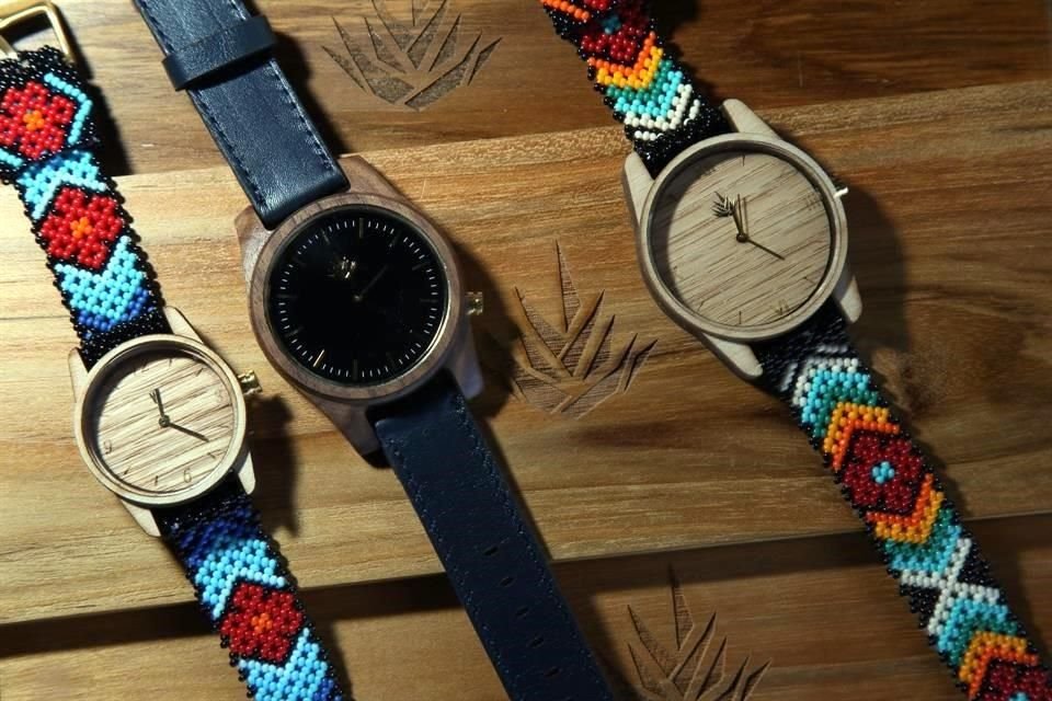 Agavus fabrica relojes con madera proveniente de aserraderos sustentables, además de apoyarse en curtidores locales y miembros de la comunidad wixárika para los extensibles.