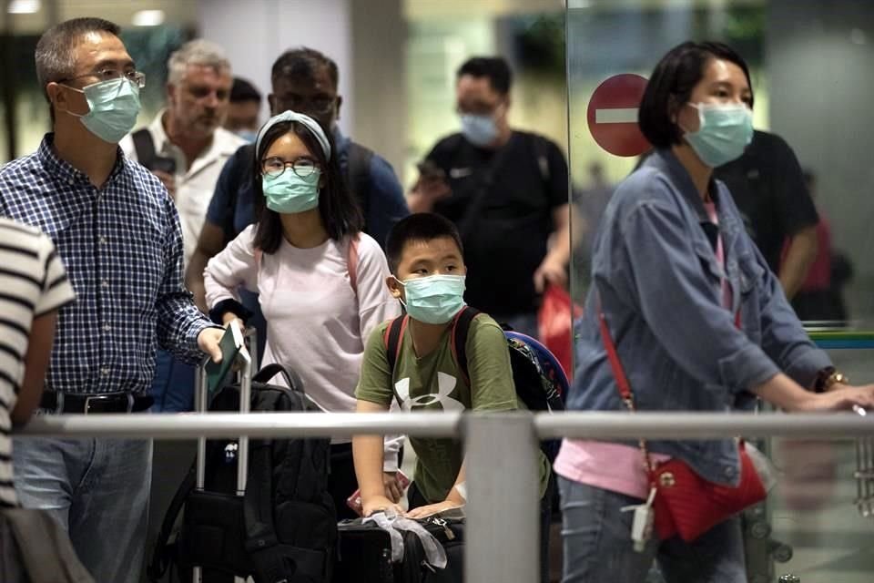 Viajeros usando máscaras en el aeropuerto de Changi, en Singapur.