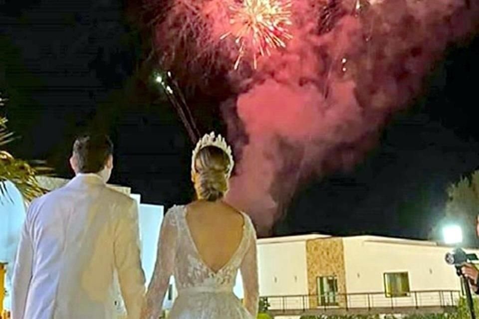 Alejandrina Guzmán y Édgar Cázares disfrutaron de juegos pirotécnicos durante la celebración de su boda en el salón Álamo Grande, en Culiacán.