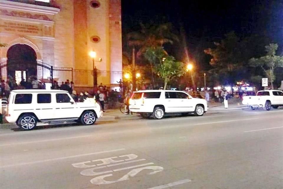 A la boda de la hija del 'Chapo', llegaron en camionetas blindadas y carros de lujo, con distintos invitados.