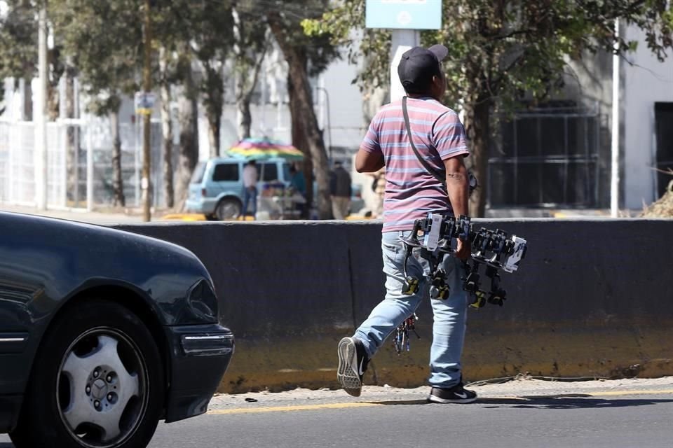 También llevan hasta sus asientos artículos para el celular.