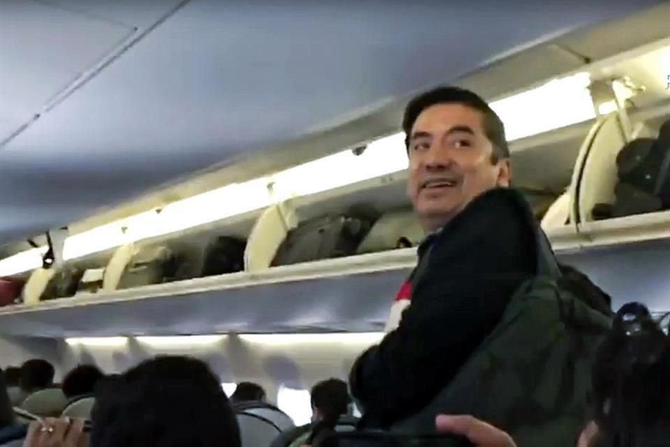 Una familia pidió bajarse del avión en el que viajaba el Presidente AMLO rumbo a Villahermosa.