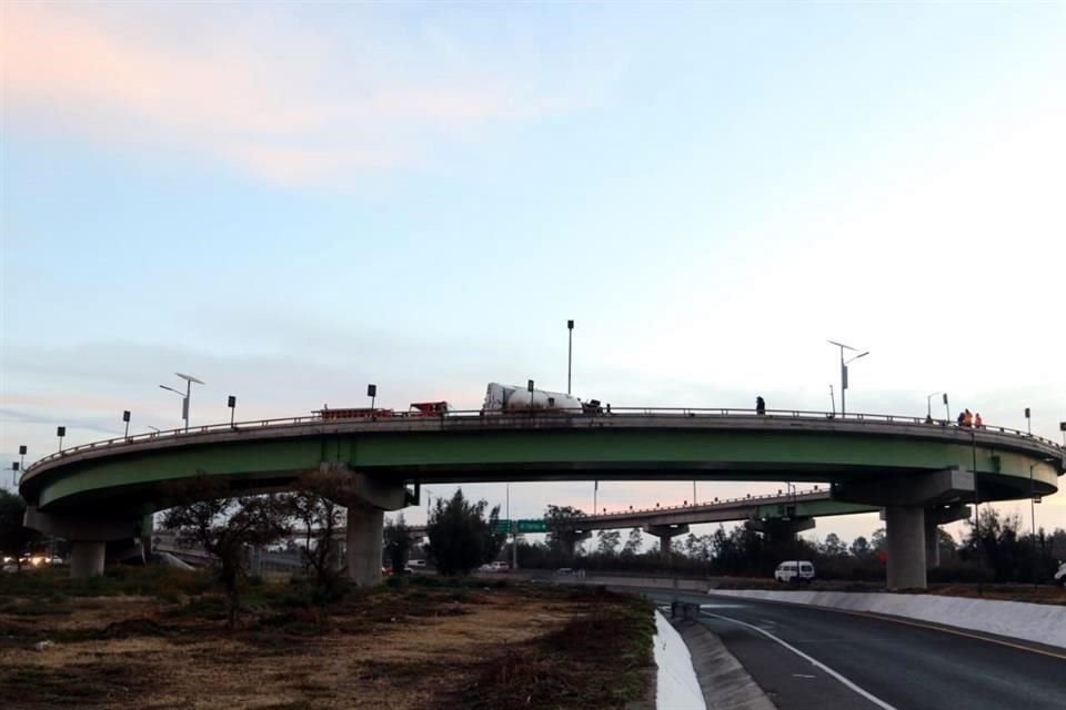 El accidente, en el que no hubo ninguna persona herida, ocurrió en la curva del Circuito Exterior Mexiquense que cruza Periférico Río de los Remedios.